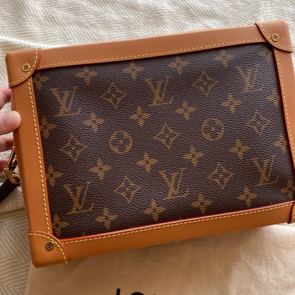 Louis Vuitton - Picture 2 of 11